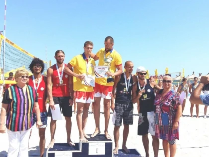 Fan Arad este vicecampioană naţională la volei pe plajă