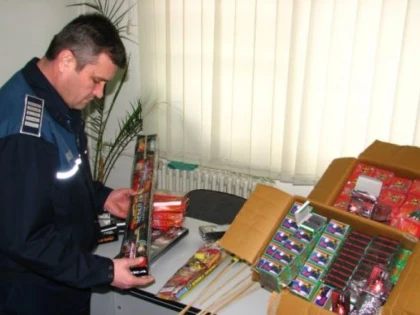 FARA ARTIFICII DE SARBATORI: POLITISTII CONFISCA ZILNIC MATERIALE PIROTEHNICE ILEGALE