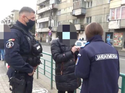 Femeia care umbla nestingherită prin oraş, deşi era infectată, a fost amendată cu 2.000 lei