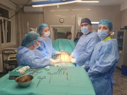 Femeia însărcinată căreia i-a fost extrasă o tumoră de 4,5 kilograme a născut un băieţel