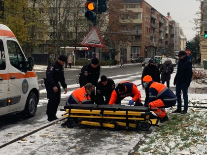 Femeie căzută din cauza poleiului, în apropierea liniei de tramvai, ajutată de jandarmii arădeni