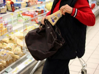FEMEIE DE 32 DE ANI, PRINSĂ LA FURAT ÎNTR-UN SUPERMARKET DE PE CALEA TIMIȘORII