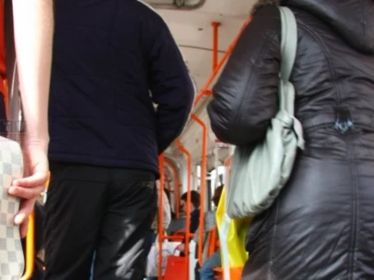 Femeie de 35 de ani, prinsă în timp ce fura din tramvai