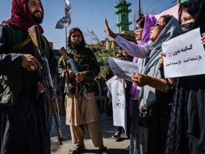 Femeile din Kabul îi sfidează pe talibani. Acestea s-au întors la muncă, la școală și merg din nou singure pe stradă