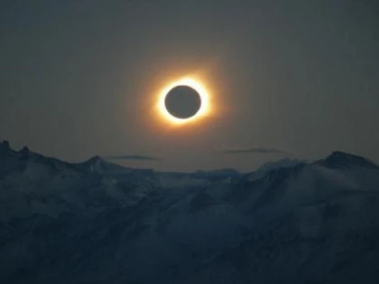 FENOMEN ASTRONOMIC RAR VIZIBIL DIN ROMANIA. CAND, UNDE SI CUM SE VA VEDEA ECLIPSA DE SOARE DIN 20 MARTIE