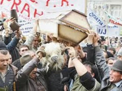 FERMIERII IES IN STRADA, SPERIATI CA MASURILE UE LE INCHID FABRICILE DE LAPTE