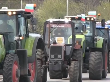Fermierii nădlăcani ies în stradă cu tractoare, camioane și autoturisme