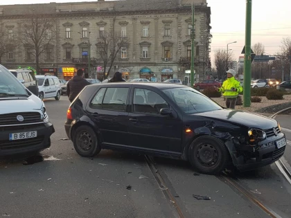 Fiat versus Volkswagen, în sensul giratoriu de la Podgoria (FOTO)