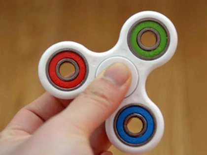 Fidget spinner, cea mai nouă jucărie antistres pentru copii și adulți