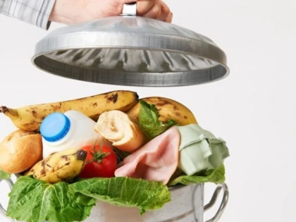Fiecare român aruncă 129 de kilograme de mâncare pe an