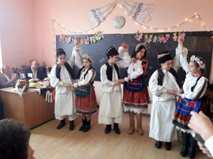 ,,Fii român de ziua ta!”. Elevi din patru județe și-au dat întâlnire la școala din Chier