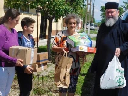 Filantropie și slujire. Mână de ajutor întinsă mai multor familii defavorizate din Arad
