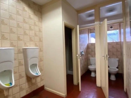 Filmarea persoanelor în toalete publice sau cabine de probă ar putea fi pedepsită cu închisoare de până la 6 luni