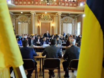 Filme cu proști în CLM: Consilierii PNL au fugit de la votul privind CET-ul. Opoziția convoacă o nouă ședință