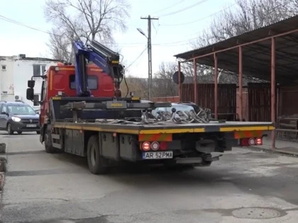 Filme cu proști: Polițiștii locali arădeni au ridicat o mașină în care se afla o fetiță de 6 ani!