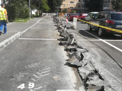 Firma DelgazGrid a spart asfaltul de pe o stradă proaspăt refăcută, iar primăria i-a dat 2500 de lei amendă