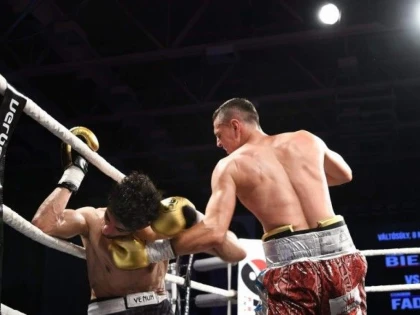 Flavius Biea boxează, la Arad, în cadrul Galei Campionilor