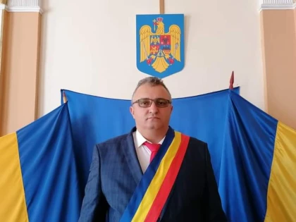 Florin Pera, primarul Lipovei, a semnat contractul de finanțare pentru proiectul cu fonduri europene, prin care se va asigura achiziționarea de tablete pentru elevi și cadre didactice