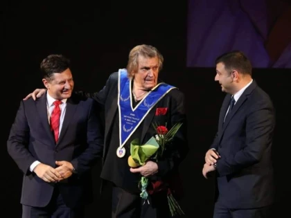 Florin Piersic, distins cu Colanul Marii Uniri, pe scena teatrului din Arad