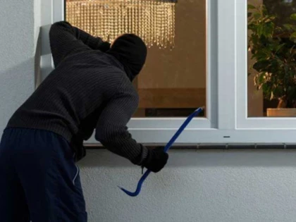 Foame mare! Un bărbat din Nădlac a furat 24 de bucăți de salam din cămara unui imobil