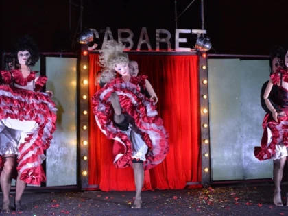 Foc, demonstrații de lupte, scrimă și... cabaret – ingrediente ale unei întâlniri teatrale inedite