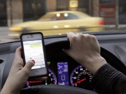 Folosești telefonul în timp ce conduci? Rămâi fără permis de conducere