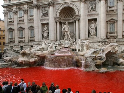 Fontana di Trevi, vandalizată de un artist care a turnat vopsea roșie în apă