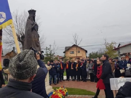 (FOTO) A doua statuie din țară a Reginei Maria, dezvelită în prezența Prințului Nicolae și a soției sale Alina-Maria