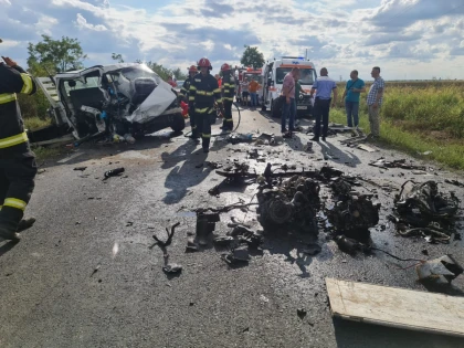 (FOTO) Accident cumplit, cu opt victime, pe drumul Arad-Horia