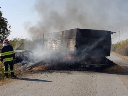 (FOTO) Accident grav pe drumul Sântana - Curtici. Un tractor a luat foc