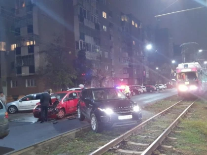 FOTO Accident în lanţ, pe Calea Radnei