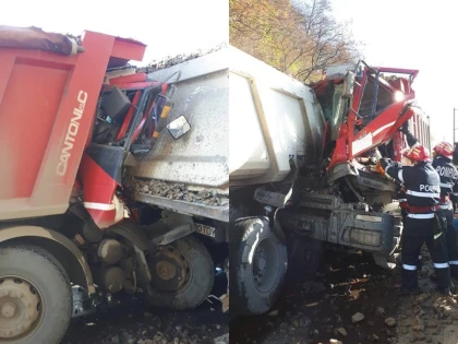 (FOTO) Accident între Conop și Bârzava. DN 7, blocat pe sensul de mers Arad-Deva