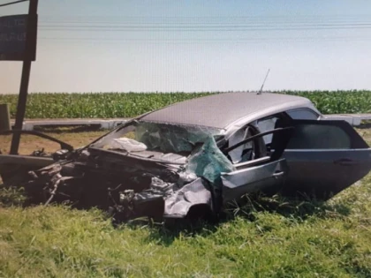 (FOTO) Accident pe DJ 791. Un autoturism a fost lovit de tren