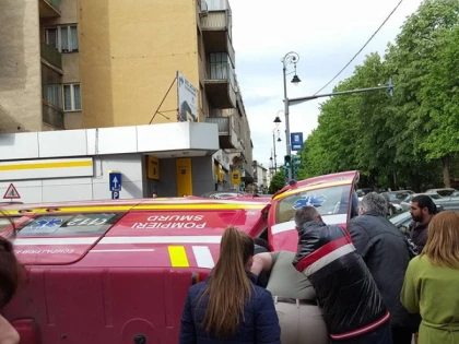 (FOTO) AMBULANŢĂ IMPLICATĂ ÎNTR-UN ACCIDENT, ÎN CENTRUL ARADULUI