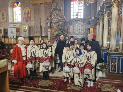 (FOTO) Ansamblul „Zorile” din Felnac a vestit Nașterea Domnului prin colinde