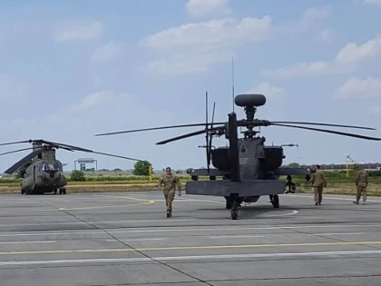 (FOTO) Au venit americanii! 10 elicoptere, participante la exercițiul Noble Jump 2017, au staționat pe Aeroportul din Arad