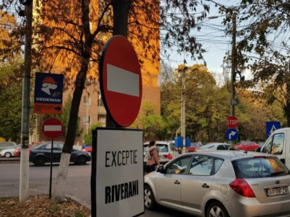 (FOTO) Carul cu indicatoare s-a răsturnat pe strada Moșoiu. Iar s-a lichidat un stoc pe banii noștri