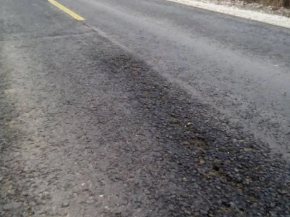 (FOTO) Cel mai bun drum din județ a „crăpat“ din nou! Cadareee, lasă-neee!