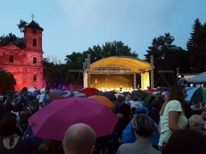 (FOTO) Cetatea Aradului, sub asediul muzicii Pop&Rock Simfonic. Peste 5000 de arădeni au participat la eveniment
