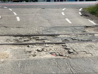 (FOTO) Cetățenii din Gai îl invită pe Bibarț pe strada Fântânii, să-și rupă mașina pe trecerea la nivel cu linia de tramvai