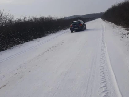 (FOTO) CJA a deschis prima pârtie de schi, pe DJ 794! Liber la săniuș pe drumurile județene