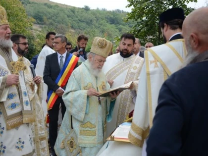 (FOTO) Comunitatea din Păuliș, în mare sărbătoare. Biserica „Sf. Nicolae” a fost resfințită la 240 de ani de la zidire