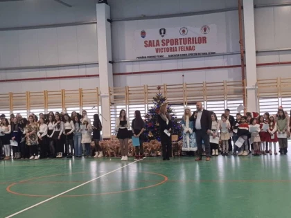(FOTO) Crăciun cu zâmbete la Felnac: copiii au colindat și au fost răsplătiți cu daruri