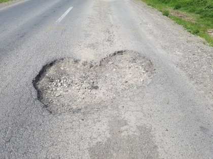 (FOTO) CU DRAGOSTE, DE LA CJA: DRUMURI PLINE DE GROPI