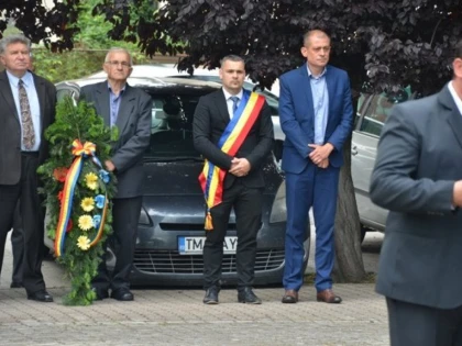 (FOTO) Depuneri de coroane la Sebiș, de Ziua Eroilor