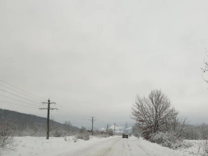 (FOTO) „Deszăpezirea“ n-a ajuns la drumul Sebiș-Moneasa. Se circulă cu 20 de km pe oră
