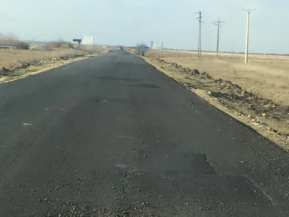 (FOTO) Dezastru pe drumul Nădab-Seleuș, reabilitat acum o lună