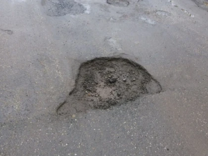 (FOTO) Drumul Ignești - Sebiș arată ca după bombardament