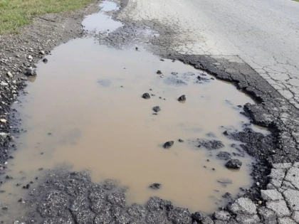 (FOTO) DRUMUL JUDETEAN FELNAC - SECUSIGIU S-A UMPLUT DE CRATERE