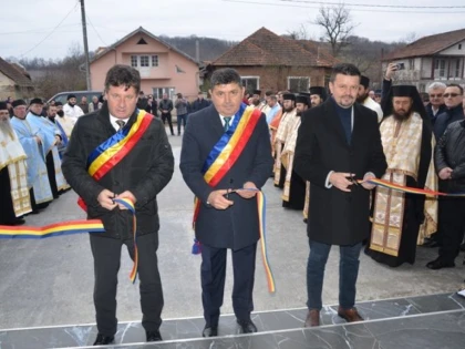 (FOTO) Dublă sărbătoare în comuna Hălmagiu: inaugurarea noii capele și concertul de colinde